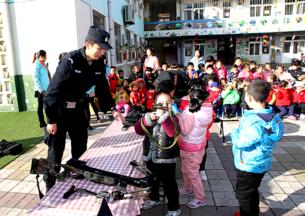 孩子们与警用器械零距离接触 (2).jpg